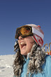 Mädchen hat spaß im Schnee