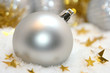 boule de Noël dans la neige