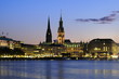 Hamburger Binnenalster mit Rathaus und Nikolaikirche