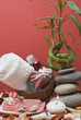 Equilibrio zen y cosmeticos rojos.