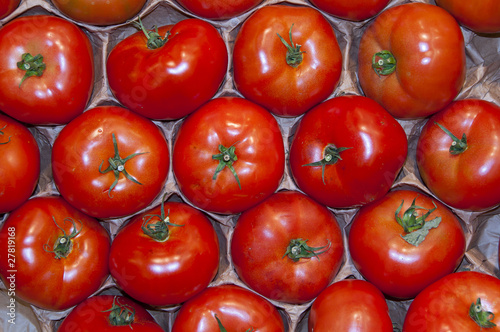 Photo: Tomates rondes sur l'étalage d'un supermarché (fruits et légumes Tomates rondes sur l'étalage d'un supermarché (fruits et légumes