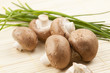 Champignons und Schnittlauch
