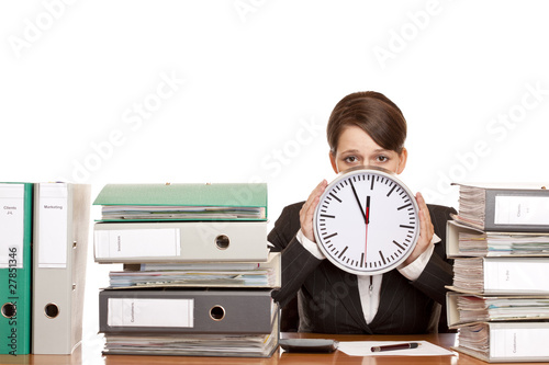 Foto: Frau im Büro ist gestresst durch extremen Zeitdruck Frau im Büro ist gestresst durch extremen Zeitdruck