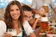 Freunde im Bierzelt