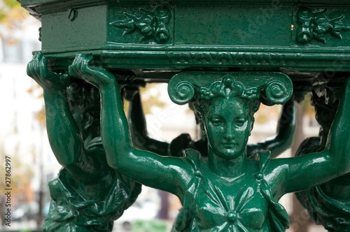 Photo : Détail d'une fontaine publique - Paris Détail d'une fontaine publique - Paris
