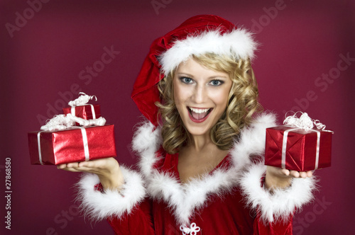 Photo: Frohes Weihnachtsfest-Snata Claus Frau mit Geschenken. Frohes Weihnachtsfest-Snata Claus Frau mit Geschenken.