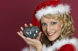 Frau im Weihnachtskleidung mit einem Herz.