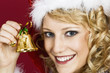 Frau im Santa Claus Kleidung mit einer Glocke.