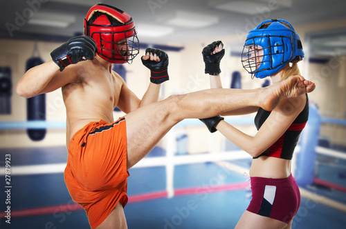 Foto : Two person training kikboxing on ring Two person training kikboxing on ring