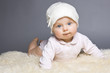 Baby mit Mütze