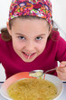 Mädchen beim Suppe schlürfen