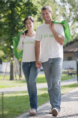 Foto: Couple with reusable shopping bags outdoor Couple with reusable shopping bags outdoor