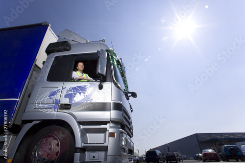 Foto: Truck driver driving semi-truck Truck driver driving semi-truck