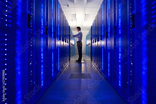 Foto: IT technician checking network server IT technician checking network server