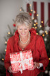 glückliche seniorin mit weihnachtsgeschenk