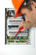 Electricien réparant un tableau électrique Electricien réparant un tableau électrique