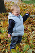 Kleiner Junge im Herbstlaub Kleiner Junge im Herbstlaub