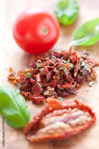 Foto: fresh and sun-dried tomatoes and basil fresh and sun-dried tomatoes and basil