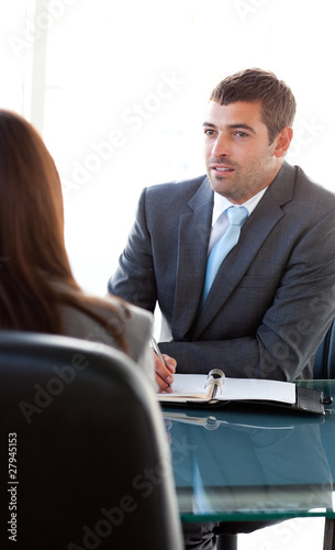 Foto: Rear view of a businesswoman talking with a charismatic business Rear view of a businesswoman talking with a charismatic business