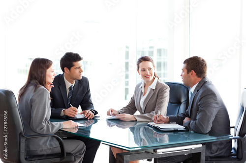 Foto: Businessmen and businesswomen talking during a meeting Businessmen and businesswomen talking during a meeting