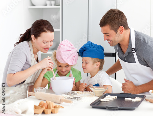 Foto: Adorable family baking together in the kitchen Adorable family baking together in the kitchen