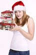 Weihnachtsfrau schaut in die Geschenke