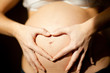 Hände auf Babybauch