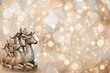 Weihnachtlicher Hintergrund mit Rentierpaar in Kupfer/Silber