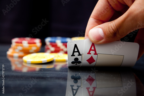 Foto: Male hand showing two aces Male hand showing two aces