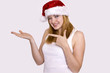 Weihnachtsfrau präsentiert etwas