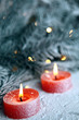 candele arancioni con rametti innevati candele arancioni con rametti innevati