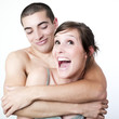 homme fier enlaçant sa partenaire féminine homme fier enlaçant sa partenaire féminine