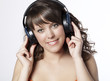 jeune fille heureuse écoutant de la musique