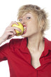 jeune fille croquant une pomme