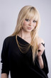 Photo : portrait d'une jolie femme aux cheveux longs et blonds portrait d'une jolie femme aux cheveux longs et blonds
