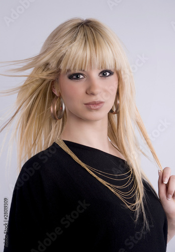 Photo : portrait d'une jolie femme blonde aux cheveux longs portrait d'une jolie femme blonde aux cheveux longs