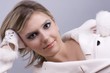 portrait d'une jolie femme en manteau blanc portrait d'une jolie femme en manteau blanc