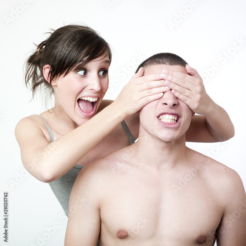 Photo: jeune fille cachant les yeux de son partenaire jeune fille cachant les yeux de son partenaire