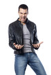 jeune homme fier provocateur cri de joie