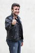 Photo: jeune homme pouce levé super sourire jeune homme pouce levé super sourire
