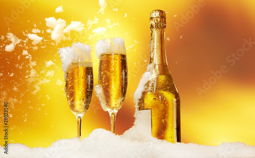 Foto: New Year champagne in the snow New Year champagne in the snow