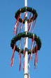 Zwei Kränze am Maibaum