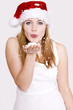 Weihnachtsfrau pustet Schnee von der Hand