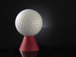Golfball auf Abschlaghilfe