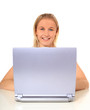 Junge Frau mit Notebook Computer