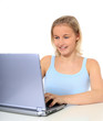 Junge Frau arbeitet am Computer