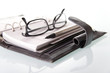 Terminplaner mit Brille und Stift Terminplaner mit Brille und Stift