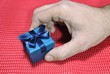 Mano che porge un regalo