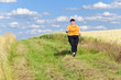 XXL-Model übergewichtige Frau beim Nordic Walking