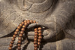 Mains de Bouddha et chapelet bouddhiste Mains de Bouddha et chapelet bouddhiste